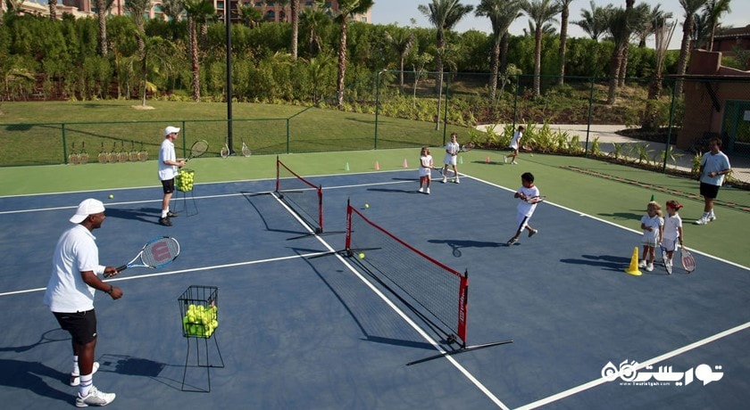 زمین اختصاصی تنیس در هتل